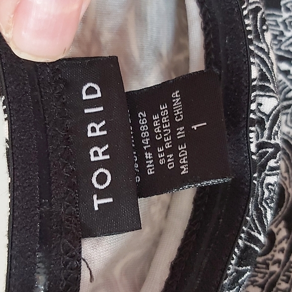 TORRID off shoulders top - Picture 4 of 7
